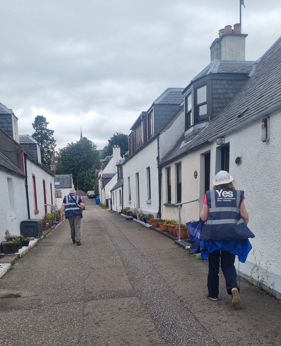 lorrainecarson2's tweet photo. @YesRosCataibh out in Avoch 
#AvochAye #yes https://t.co/sXUiiKuhGP