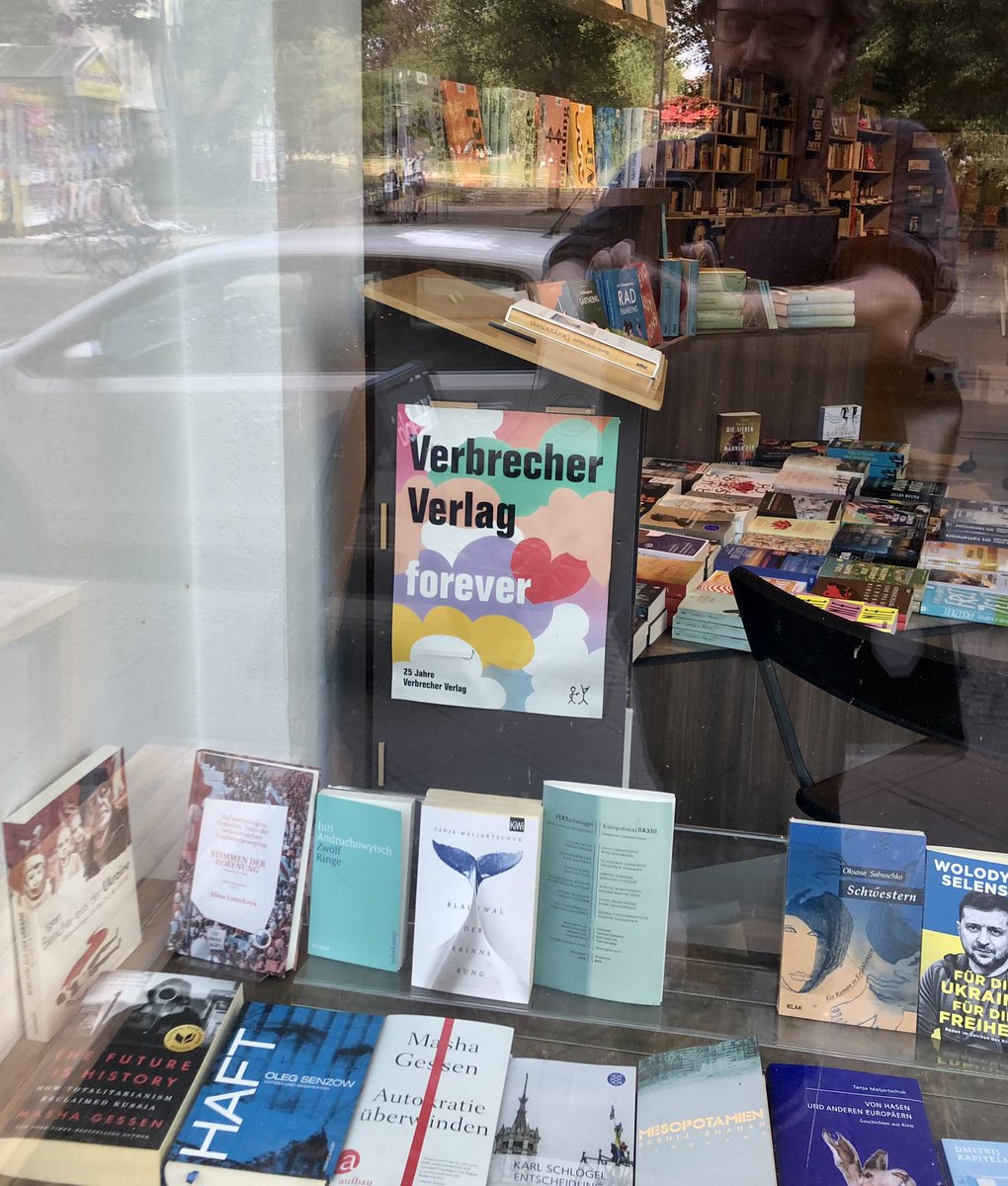 Bei <a href="/ocelot_berlin/">ocelot,</a> hängt noch immer - seit zwei Jahren - unser Plakat zum 25. Geburtstag in Schaufenster.
Uns geht immer wieder das Herz auf!
#verbrecherei #verbrecherverlag #ocelot #schaufenstergestaltung