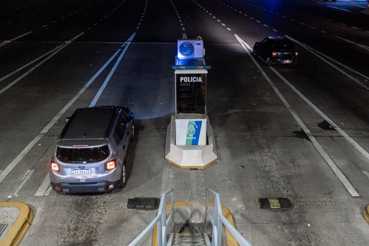 Federic46970308's tweet photo. A partir de hoy, los peajes de Dock Sud, Hudson, Quilmes, Berazategui, Bernal, Ramal Gutiérrez y próximo a La Plata, contarán con garitas policiales balizadas que brindarán prevención, control y asistencia al tránsito vehicular. 
#ViajáSeguro https://t.co/taENzPwQqT