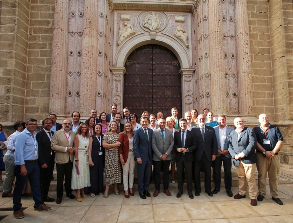 ppgranada's tweet photo. 👏 ¡Enhorabuena Presidente @JuanMa_Moreno !
#Granada te desea la mejor de las suertes en tu nueva legislatura
#JuanmaPresidente https://t.co/L6PfdeFjCU