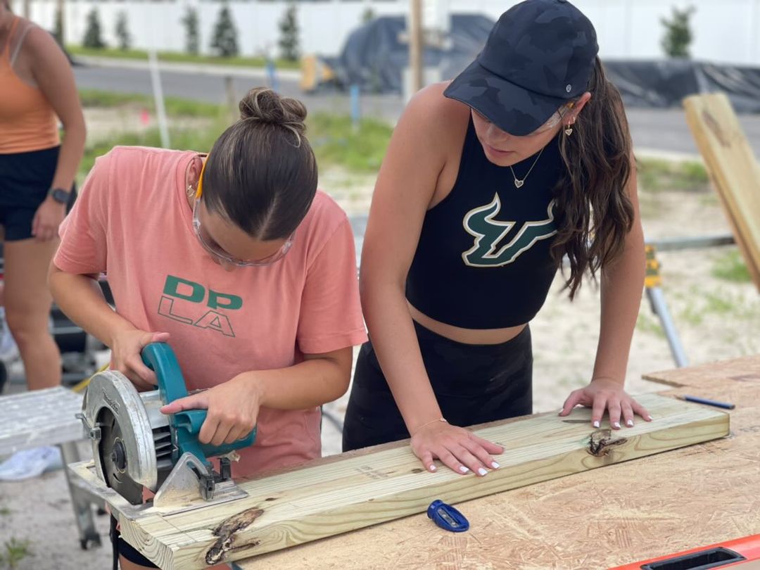 usfcoph's tweet photo. USF COPH students volunteered at Habitat for Humanity for their Intro. to Public Health course! “As students help build homes they learn more about the impacts of affordable housing on health outcomes,” said Elizabeth Dunn, instructor I. 
#USFCOPHRocks! https://t.co/uVqSpqFzxd