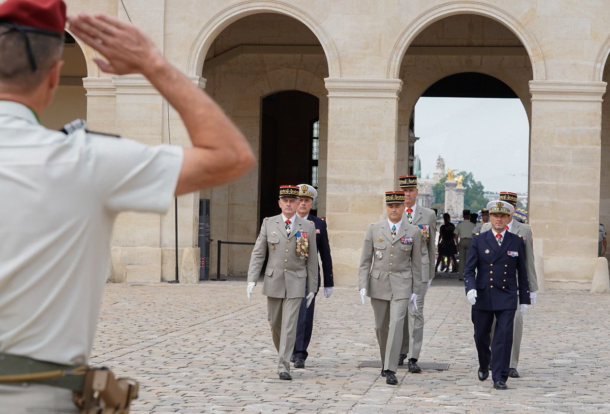 CEMA_FR's tweet photo. Adieu aux armes du GCA François de Lapresle, Inspecteur des armées. 38 ans au service de la🇫🇷, des hussards de Bercheny à l’état-major des armées en passant par le commandement d’une brigade @armeedeterre, du golfe Persique au 🇲🇱. Un parcours riche qui mérite notre reconnaissance https://t.co/AV9shCZoDU