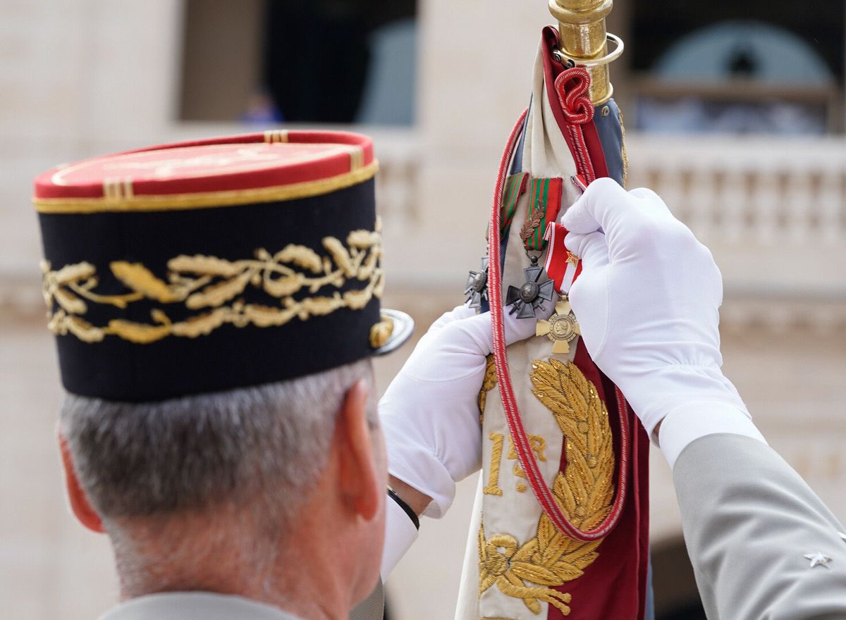CEMA_FR's tweet photo. Adieu aux armes du GCA François de Lapresle, Inspecteur des armées. 38 ans au service de la🇫🇷, des hussards de Bercheny à l’état-major des armées en passant par le commandement d’une brigade @armeedeterre, du golfe Persique au 🇲🇱. Un parcours riche qui mérite notre reconnaissance https://t.co/AV9shCZoDU