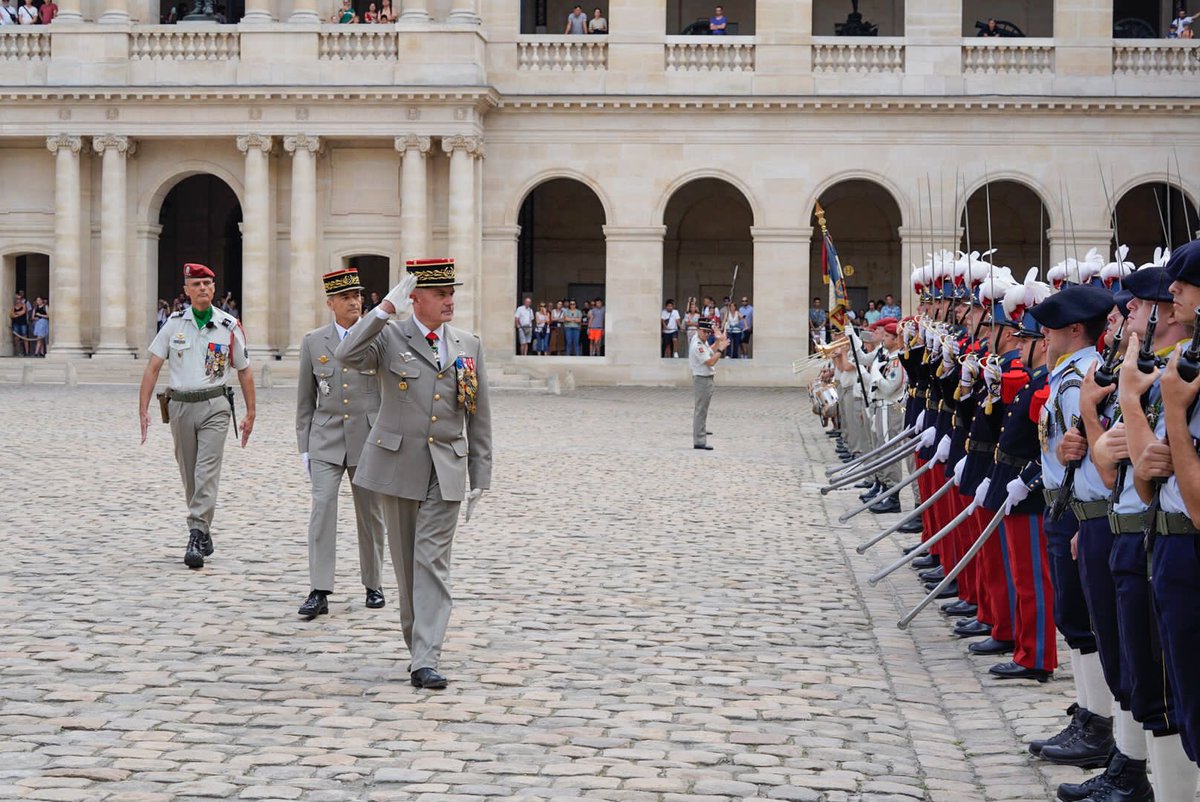 CEMA_FR's tweet photo. Adieu aux armes du GCA François de Lapresle, Inspecteur des armées. 38 ans au service de la🇫🇷, des hussards de Bercheny à l’état-major des armées en passant par le commandement d’une brigade @armeedeterre, du golfe Persique au 🇲🇱. Un parcours riche qui mérite notre reconnaissance https://t.co/AV9shCZoDU