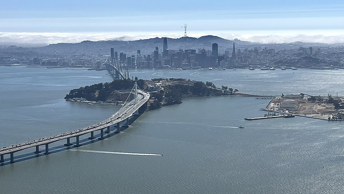 jmowry11's tweet photo. San Francisco and the Bay Bridge. #baybridge #bridge #sanfransisco #california #foggy #foggedin #cawx #weather #weatherphotography #cbssf #nbcbayarea @CBSSF @nbcbayarea https://t.co/kZwN4Vv3kk