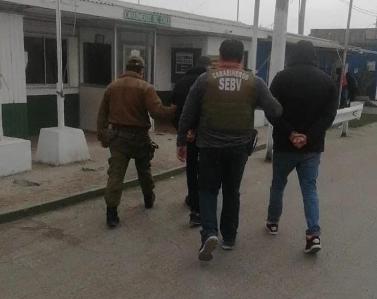 CarabTarapaca's tweet photo. Carabineros de la Sección de encargo y búsqueda de vehículos SEBV de la prefectura #Iquique, a raíz de controles selectivos en sector Río Loa logró la detención de 2 sujetos por el delito de receptación de vehículo motorizado y uso malicioso de placas patentes
#CarabinerosDeTodos https://t.co/gWMEdXuolt