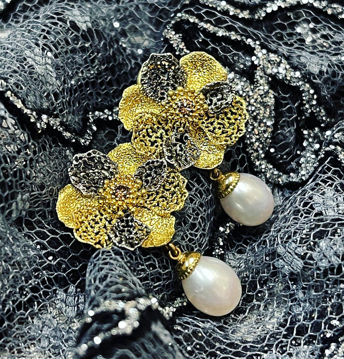 Alex__Soldier's tweet photo. Alex Soldier Gold Coronaria Convertible Earrings with Pearls and Diamonds 
Handcrafted with love in NYC from responsibly sourced materials. One of a kind. #alexsoldier is #leonardodavinciofjewelry #flowerearrings #earringsoftheday #goldearrings #pearlearrings #earrings https://t.co/aa2pSuO44U