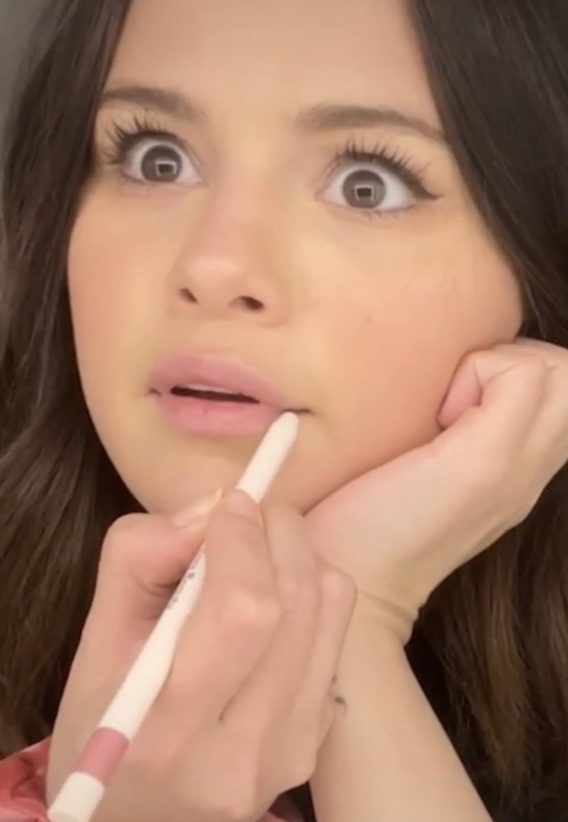 SLAYLLENA's tweet image. THE WAY SHE FROZE IM CRYING