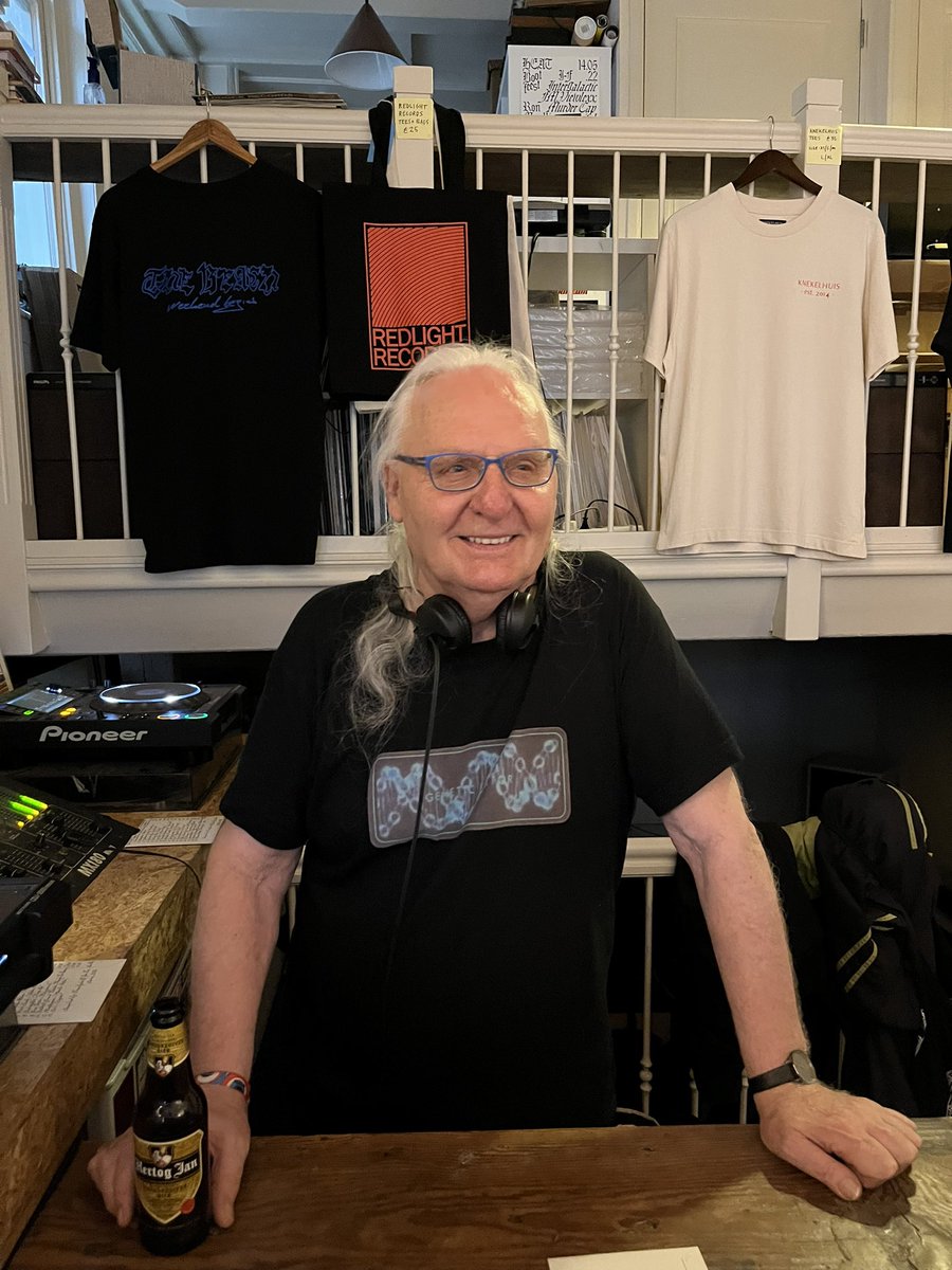 bobrusche's tweet photo. Topavond in Redlight Records waar Genetic Factor zijn lp prsentatie houdt. Is Richard Zeilstra, mijn vroegere inspirator en mentor uit Boudisque toen ik nog klant was. Later de man achter VPRO radioprogramma’s als Radionome en Spleen. Held! #redlightrecords #GeneticFactor https://t.co/DA9xcyssaQ