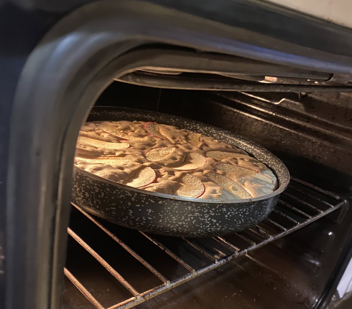 Добрый вечерок😉
Рассказывайте, как у кого дела?
Я вот после работы решила шарлотку испечь