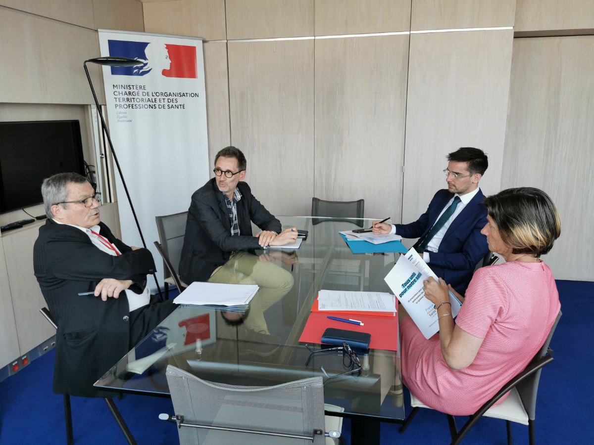 Continuant la concertation de l'ensemble des parties prenantes, j'ai reçu aujourd'hui <a href="/Fr_Assos_Sante/">France Assos Santé</a> qui représente les intérêts des patients.
📂Ils m'ont remis leurs 20 propositions pour l'amélioration de la participation des usagers au système de santé.
#démocratiesanitaire