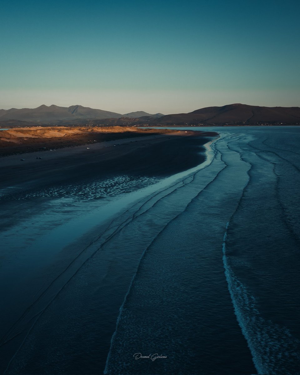 dermotgarland's tweet photo. Sunset on Inch Beach ๐
.
.
.
#lovindotie #irishdaily #tourismireland #discoverdublin #discoverireland #irelandpassion #irelandtravel #dublinexplore #irelandexploring #ireland #inchbeach #inchbeachkerry #irelanddaily #theirishphotographypodcast #wildatlanticway https://t.co/JjpNZ4yK62