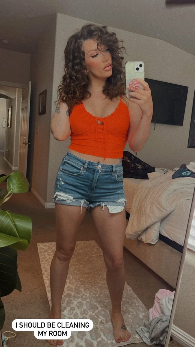 theregoeshera's tweet photo. Who else should be cleaning their room? Lol https://t.co/g03Dd6urZg