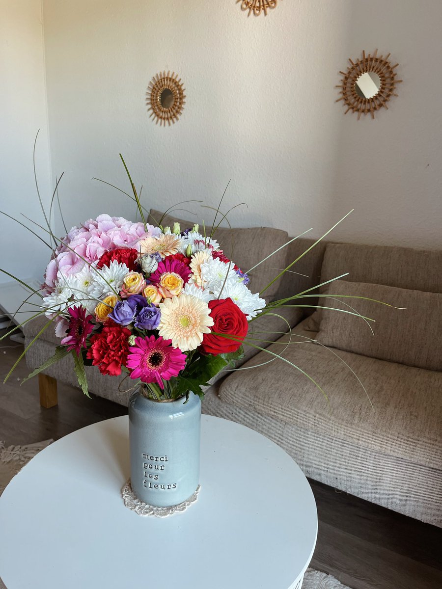 Marieginestee's tweet photo. Merci à la fleuriste qui a aidé mon petit frère désorienté dans la boutique😆 c’est clairement le plus beau cadeau que l’on pouvait me faire❤️💐 https://t.co/s5gRqzHEKo