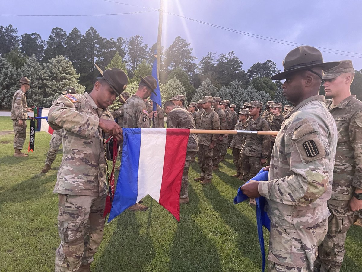 Vicksburg06's tweet photo. Team Vicksburg family and friends in the early morning hours of 0630 your SIT’s after completing the FORGE and 10 Miler have earned the right to be called a United States Army solider! Welcome to the team. #FirstAtVicksburg #VictoryStartsHere https://t.co/IAT6RRmyHS