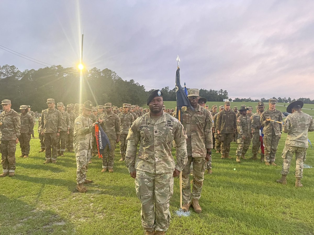 Vicksburg06's tweet photo. Team Vicksburg family and friends in the early morning hours of 0630 your SIT’s after completing the FORGE and 10 Miler have earned the right to be called a United States Army solider! Welcome to the team. #FirstAtVicksburg #VictoryStartsHere https://t.co/IAT6RRmyHS