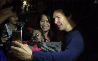 Yassammez's tweet photo. 6y ago in 2016, Benedict surprised the nightly Hall H queue at #SDCC and took pics with loads of overjoyed fans waiting. 🥰 https://t.co/3BzEx6tlqN