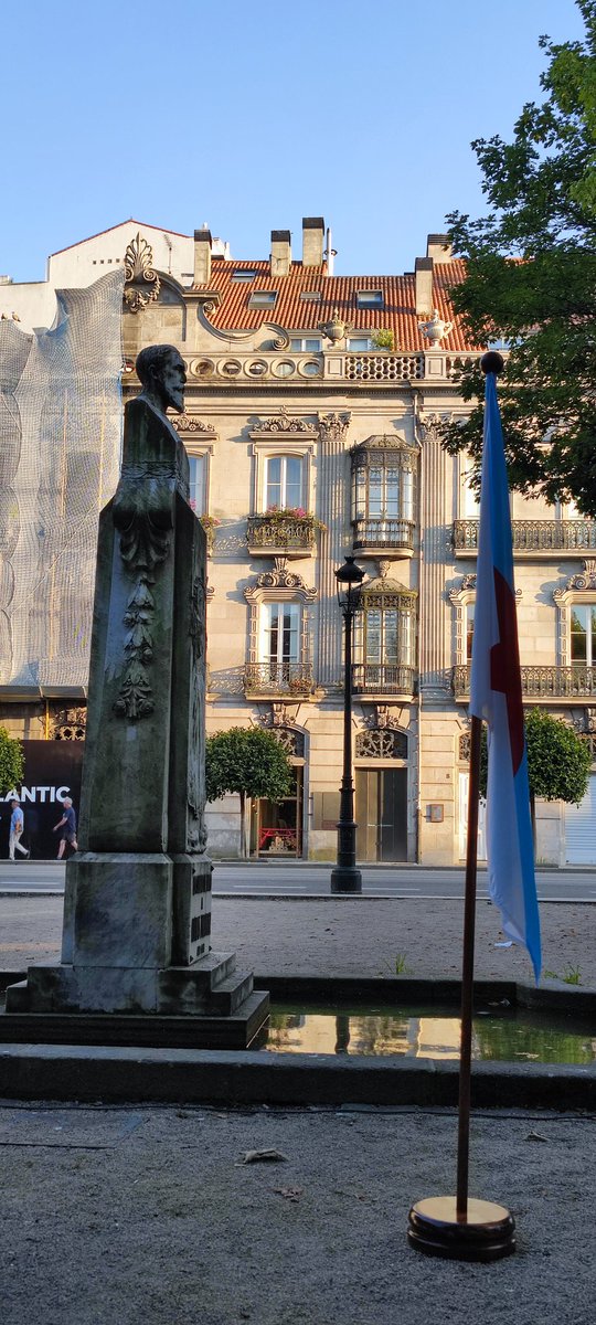 anamirandapaz's tweet photo. Empeza o acto @bngvigo sobre o Día da Patria diante do monumento a Curros, feito por suscripción popular polo Partido Galeguista #DiaDaMatria ⤵️ https://t.co/EcBJ9ilR8U