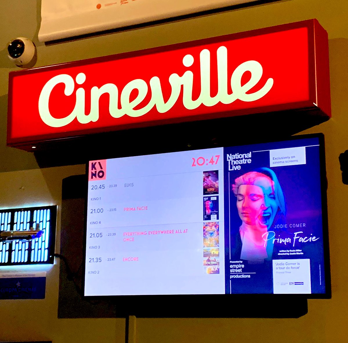 Rewatching #PrimaFacie on the big screen after seeing it on #WestEnd last month. It’s just THAT good, Jodie is just sublime in it. Thanks <a href="/KINORdam/">KINO Rotterdam</a> 👏🏻 #KinoRotterdam #PrimaFaciePlay #NationalTheatreLive