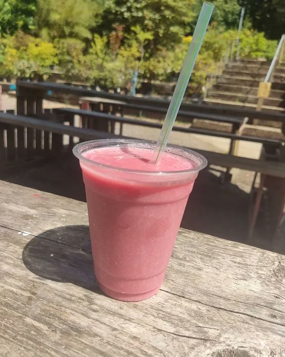 It's a strawberry and banana smoothie kind of day ☀️ we're open until 16.30