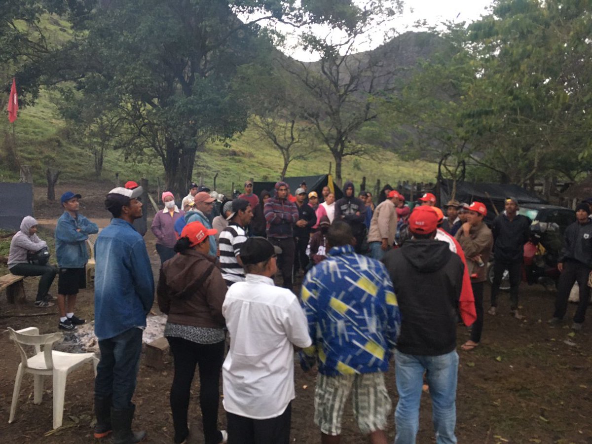 🚩✊🏾 MST REOCUPA FAZENDA MATA VERDE, EM GUARATINGA (BA)

Hoje (21), 150 famílias que foram despejadas na última semana retornam e reocupam área da fazenda Mata Verde, que está localizada no município de Guaratinga, região do extremo-sul da Bahia. (...)+