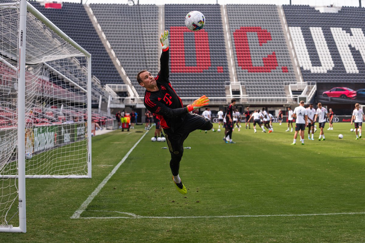 FCBayernES's tweet photo. Sesión de entrenamiento después del #DCUFCB 🧤⚽️🏈

 #AudiFCBTour #FCBayern https://t.co/kCX7tNUfEB