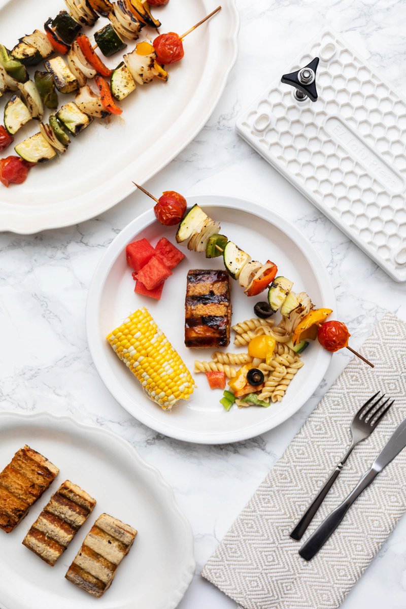 It’s not summer until you fire up the grill! One of my fave vegan dishes to make on the grill is a simple marinated grilled tofu with vegetable skewers on the side.

🌱 Recipe: seitanbeatsyourmeat.com/grilled-tofu/