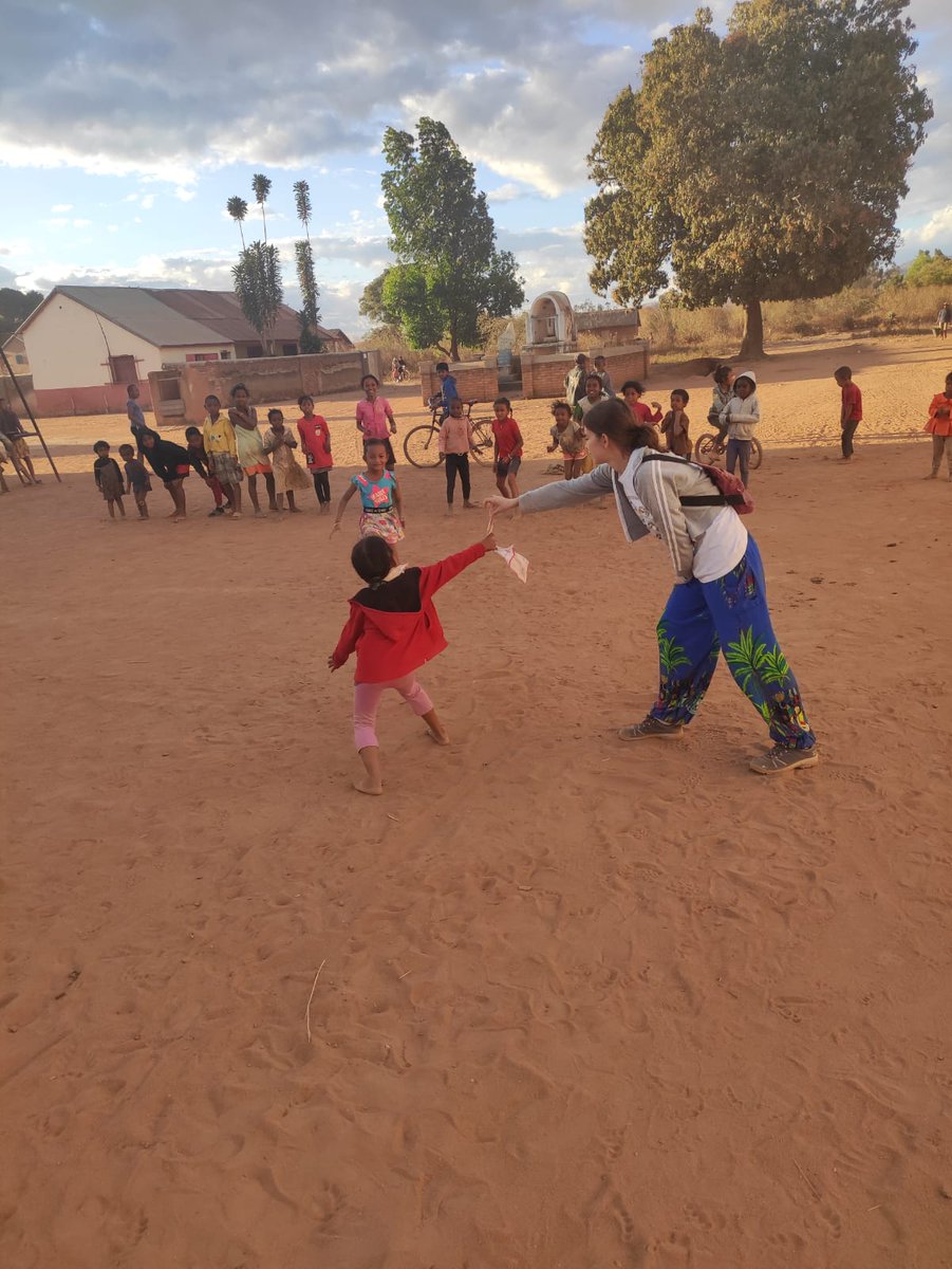 FundacioPROIDE's tweet photo. Les voluntàries a Madagascar organitzen activitats amb els infants cada tarda!
#Proide #Fundacioproide #Estiusolidari2022 #Madagascar https://t.co/wYgLzFfKd7