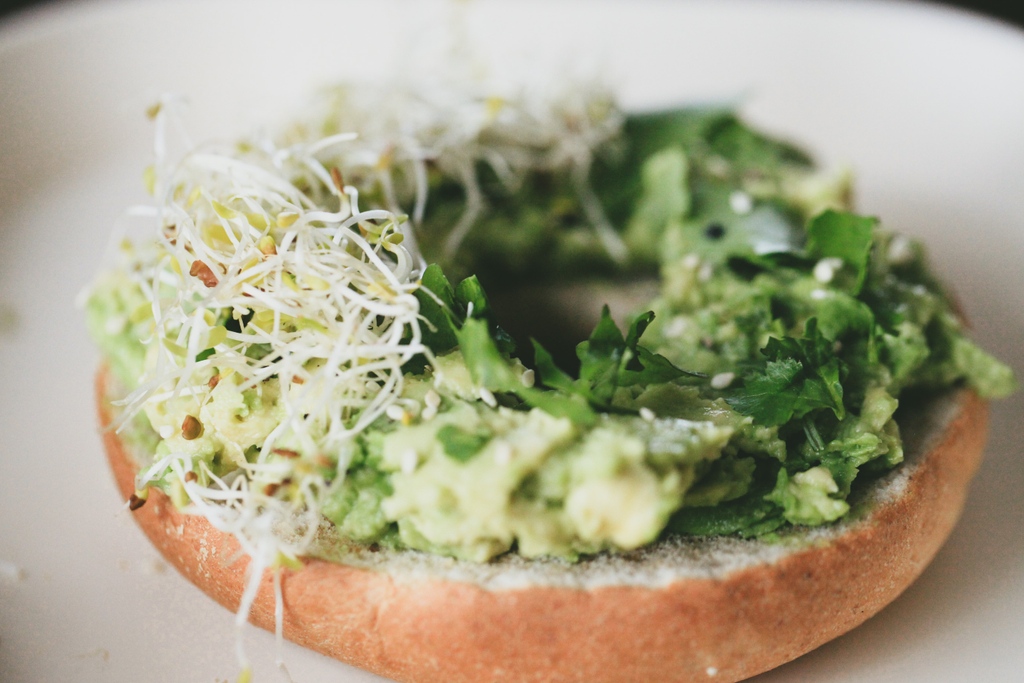 Simple yet satisfying. Sometimes meals with fewer ingredients yield the best results. Erin offers a quick vegan recipe for smashed avocado bagels with fresh cilantro and onion sprouts. They're light, tasty, and nourishing! 🥑🥯🐥 bit.ly/w29recipe