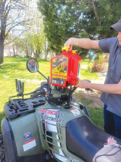 FarmShow's tweet photo. With a rotating spout that pours from the bottom, SureCan offers a new design in fuel cans that makes it easier to use for filling tanks on everything from a lawnmower to a tractor. #gascan #gas #surecan #tanks #lawnmowers #tractors #fuel https://t.co/a19ge895qI https://t.co/FhO7fYh4zD