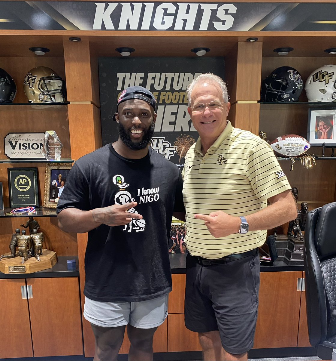 CoachGusMalzahn's tweet photo. Appreciate Leonard @_fournette stopping by the office!
Wasn’t a lot of fun coaching against this guy… https://t.co/s765AYEZJq