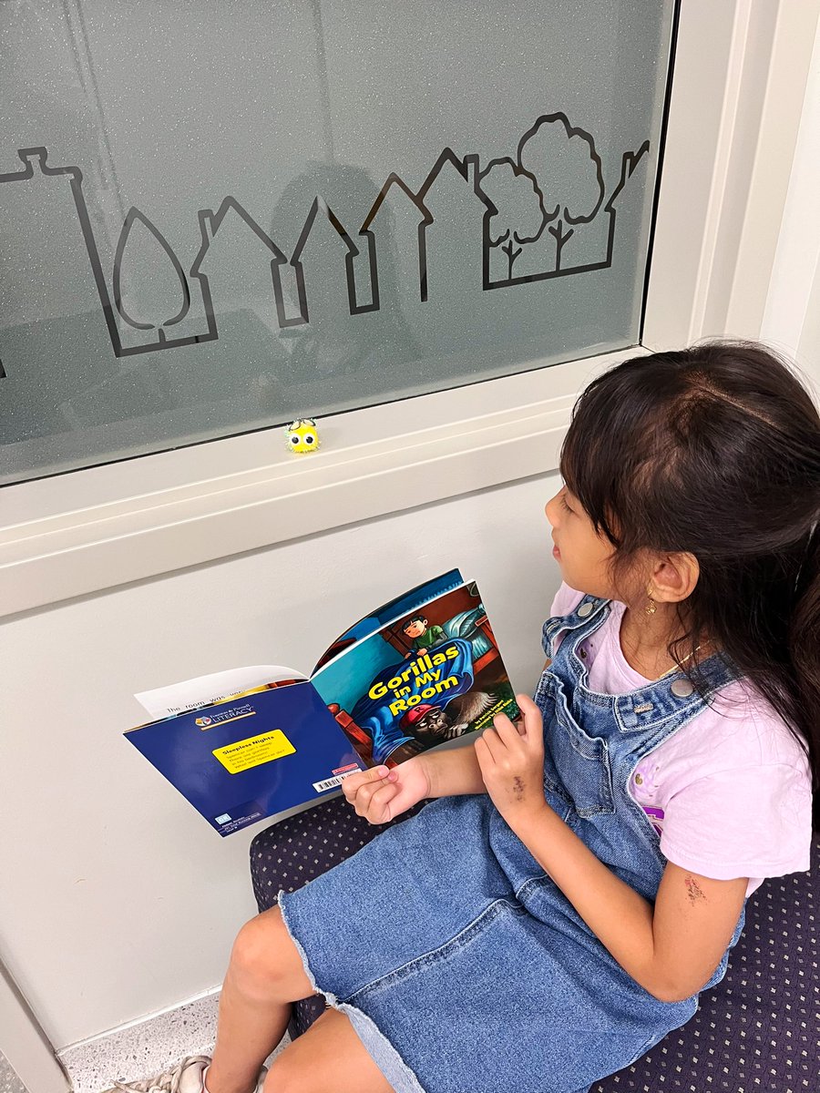 AnessaEckert's tweet photo. DAY 4 of camp with our little reading buddies!! ❤️ We made the cutest little fly friends to go with our book of the day, “Blackflies”! #SummerSuccessCamp #ReadingBy3rd #AllThatKidsCanBe https://t.co/RmJLnhhaUa