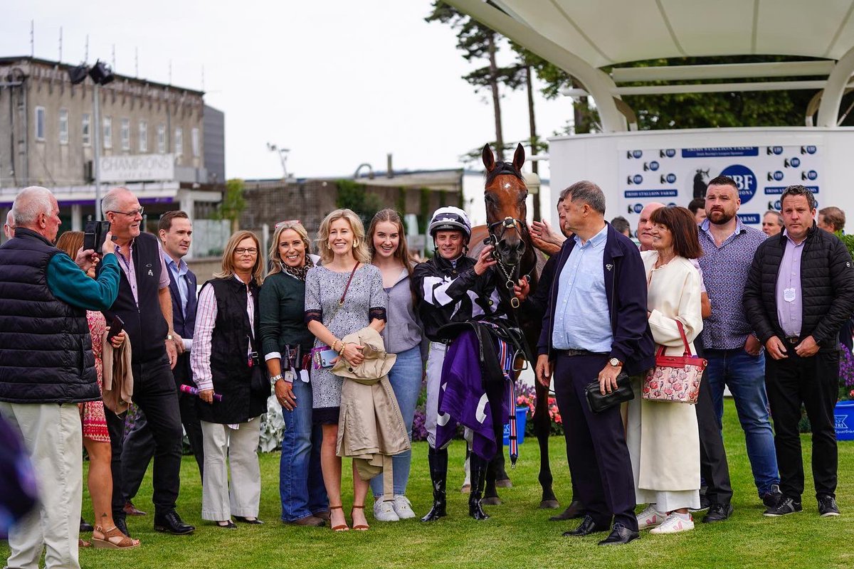 MyRacehorseUK's tweet photo. We are delighted to have secured our first MyRacehorseUK winner as 𝐌𝐚 𝐁𝐞𝐥𝐥𝐞 𝐀𝐫𝐭𝐢𝐬𝐭𝐞 wins nicely on her debut at 𝐋𝐞𝐨𝐩𝐚𝐫𝐝𝐬𝐭𝐨𝐰𝐧 🏇

We cannot wait to see what the future holds! Congratulations to all owners 👏🏻 

#MyRacehorseUk #MRH #Leopardstown https://t.co/gnXZPtS8Qw