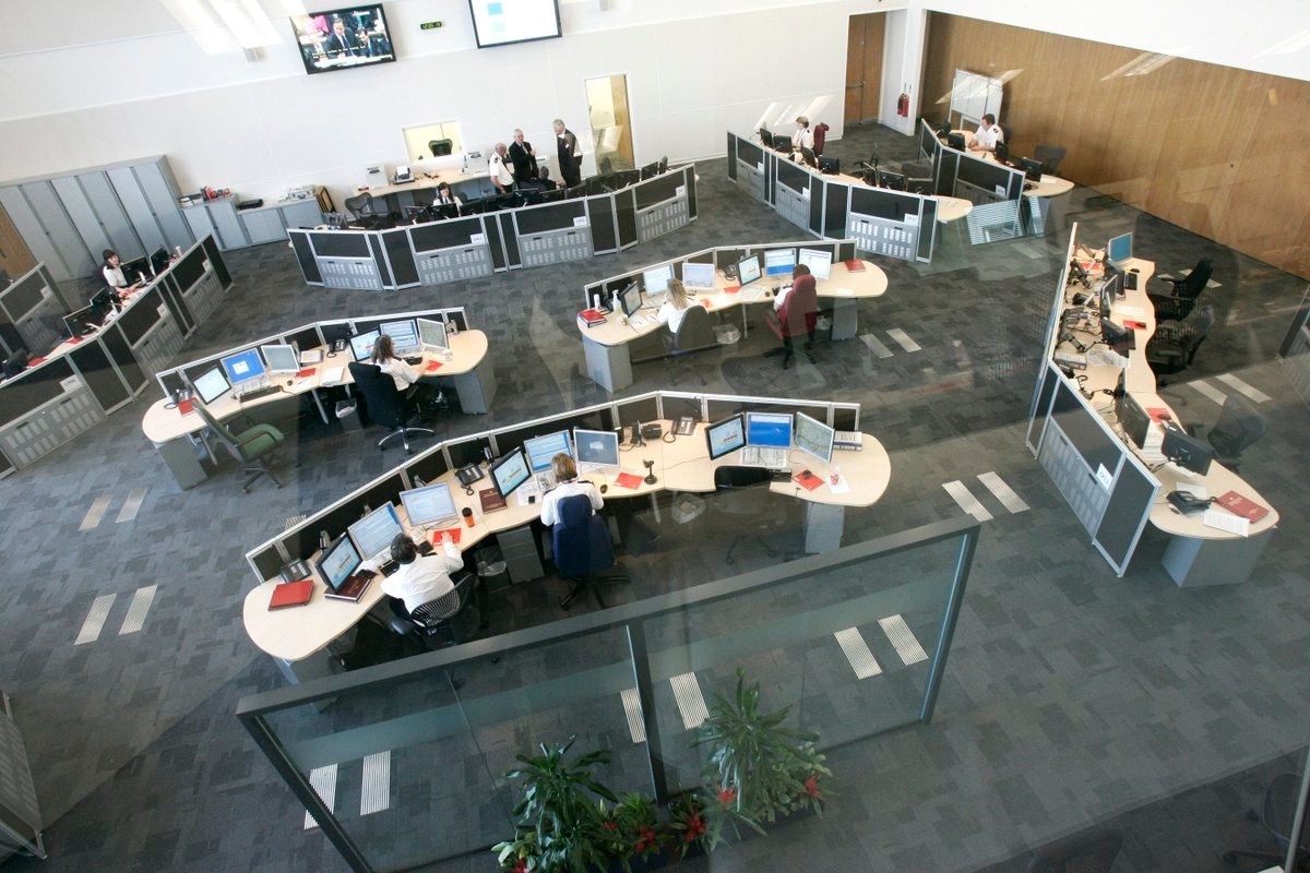 Thank you to our brilliant 999 Control Officers who have been incredibly busy taking thousands of calls as #London saw record temperatures #thisweek. On Tuesday alone, they took more than 2,500 calls