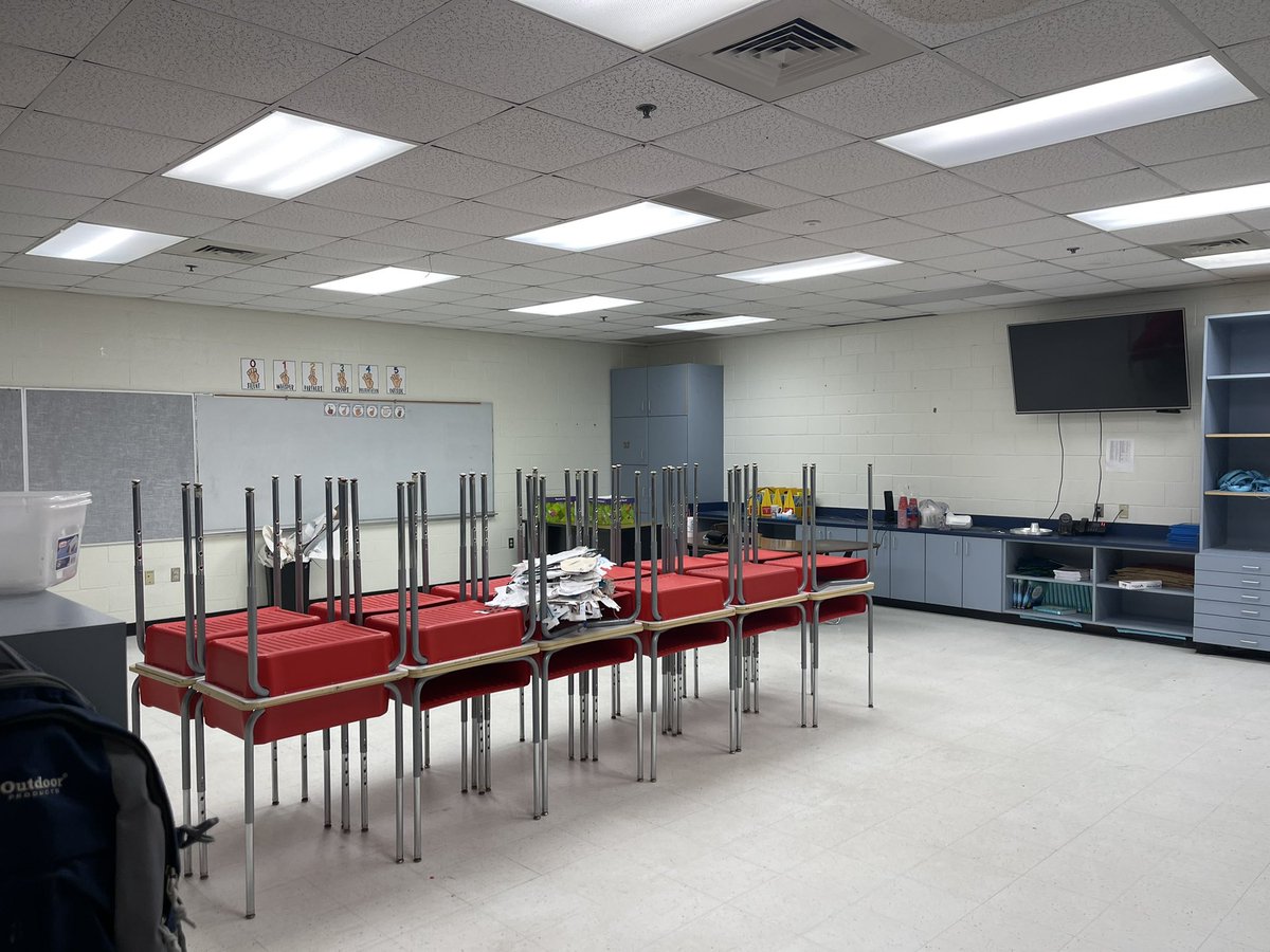 tberry_2012's tweet photo. First year teacher with an empty classroom. #clearthelists2022 #teacherwishlist any help is greatly appreciated! https://t.co/suxQirxAZ9 https://t.co/HJkHN3LitK
