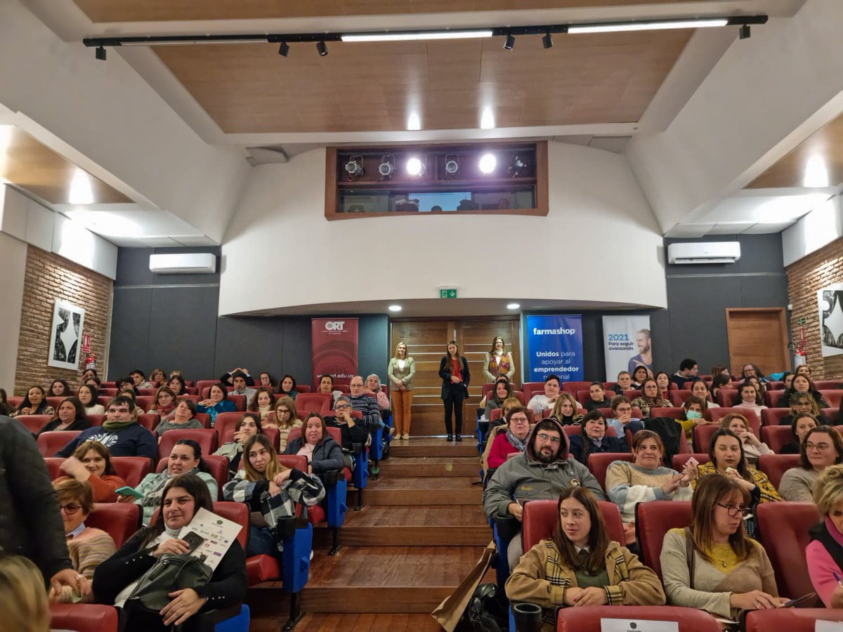 UDE_Oficial's tweet photo. El docente de #UDE Eduardo Ríos estuvo presente en Trinidad, #Flores en la charla de #SembrandoUY para emprendedores. ¡Gracias a todos los que nos acompañaron! No se pierdan los próximos eventos del #ProgramaSembrando. #TuCarreraTuFuturo #SeguíAvanzando #UniversidadDeLaEmpresa https://t.co/HjZmTbN9Ec