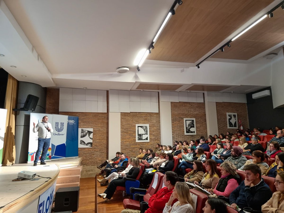 UDE_Oficial's tweet photo. El docente de #UDE Eduardo Ríos estuvo presente en Trinidad, #Flores en la charla de #SembrandoUY para emprendedores. ¡Gracias a todos los que nos acompañaron! No se pierdan los próximos eventos del #ProgramaSembrando. #TuCarreraTuFuturo #SeguíAvanzando #UniversidadDeLaEmpresa https://t.co/HjZmTbN9Ec