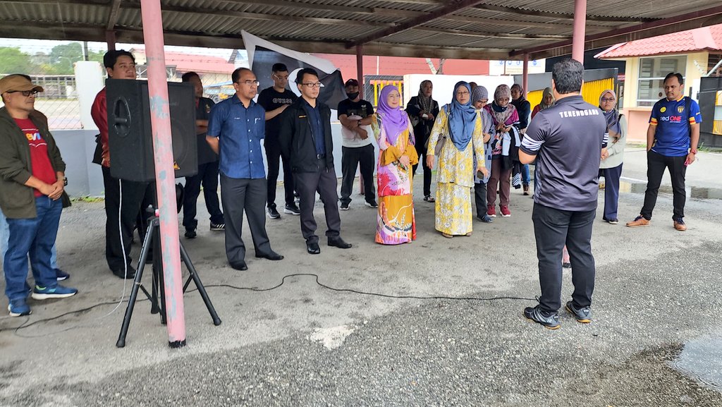 JKRTerengganu's tweet photo. Menyampaikan amanat Tn.Pengarah @IrMdridzwan &amp; memberi taklimat ringkas oleh TPKR @HasliJKR kpd kontijen sebelum perlepasan. 
@JKRNTERENGGANU @jkrtrgarkitek11  @JKRBangunanTrg @ubjkrtrg @bhgjalan_jkrtrg @cpabkorporat @TeamProjekTrg @JKR_ckeTrg @jkr_ckm_ter https://t.co/L8CpUlmWGE