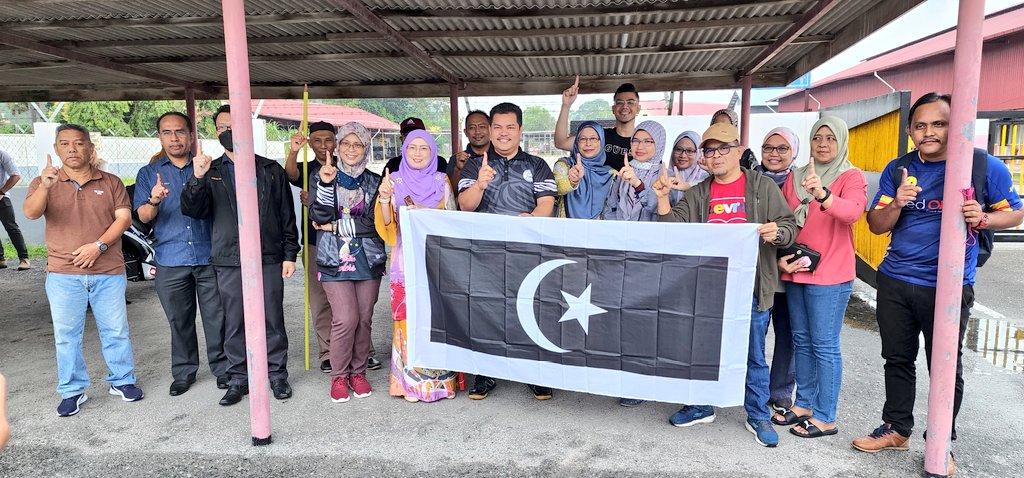 JKRTerengganu's tweet photo. Menyampaikan amanat Tn.Pengarah @IrMdridzwan &amp; memberi taklimat ringkas oleh TPKR @HasliJKR kpd kontijen sebelum perlepasan. 
@JKRNTERENGGANU @jkrtrgarkitek11  @JKRBangunanTrg @ubjkrtrg @bhgjalan_jkrtrg @cpabkorporat @TeamProjekTrg @JKR_ckeTrg @jkr_ckm_ter https://t.co/L8CpUlmWGE
