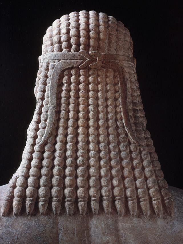 VeraCausa9's tweet photo. The marvelous complexity of the kouros ('youth') braided-beaded tresses tied with a double ribbon in a Herakles knot.

Kouros, marble Greek archaic, Attica ca. 580 BC [detail] at The Met. https://t.co/IQAchEF5sd