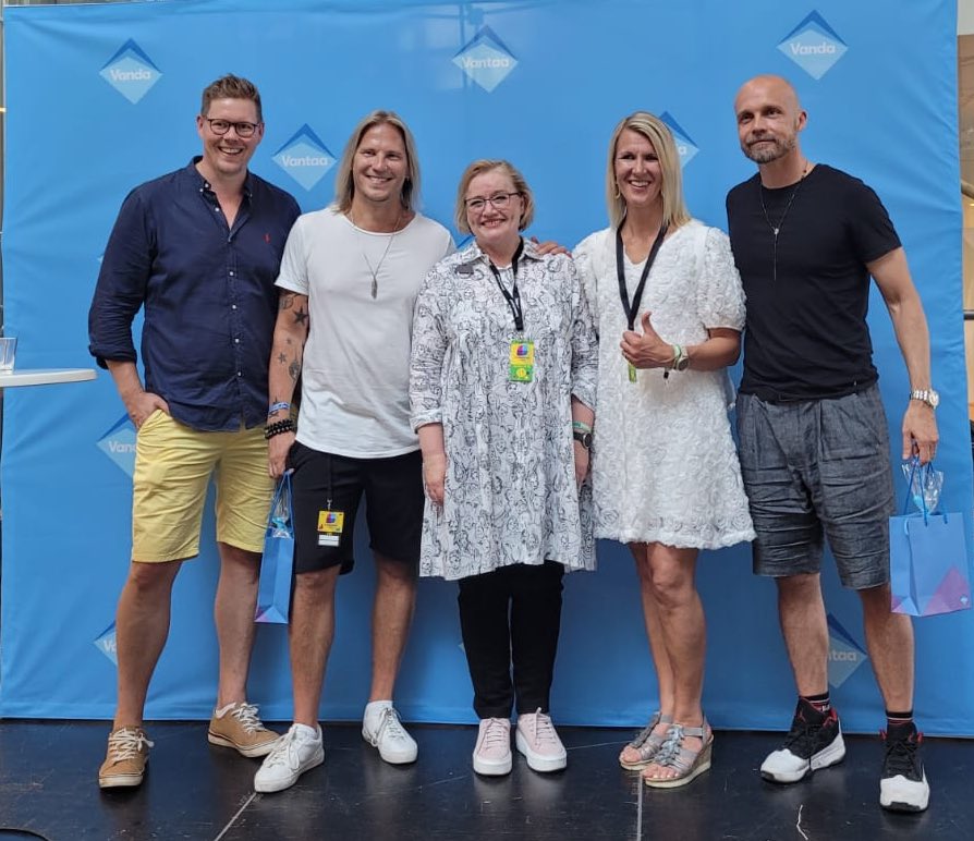 Kuten Juha Tapio sanoi: Tikkurila Festivaaleilla on aina loistava keli. Ja paras festarimeno, sanon minä! Kuvassa neljä vantaalaista ja yksi tuusulalainen festarietkoilla. 
#vantaa #tikkurilafestivaalit #kesä 
<a href="/VantaanKaupunki/">Vantaan kaupunki</a>