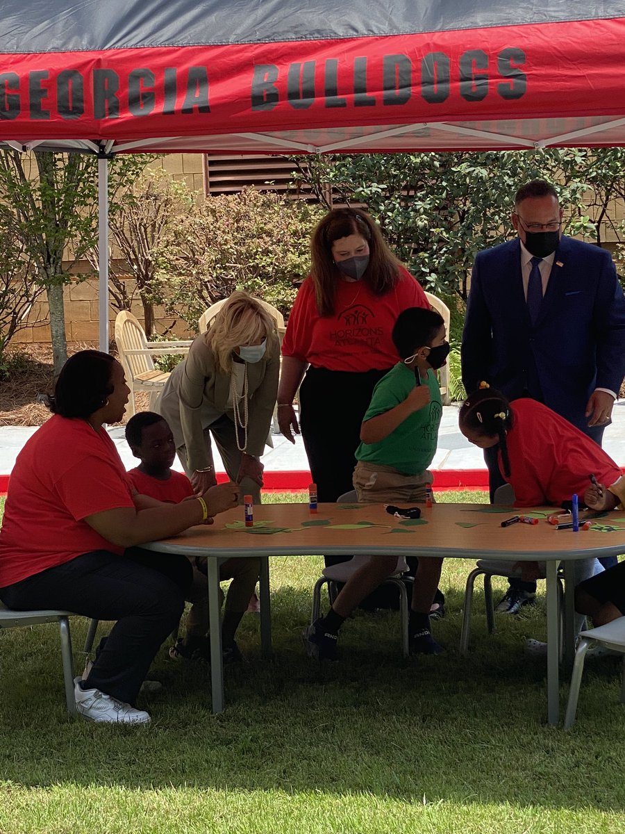 BFGaskins's tweet photo. @DrBiden and @teachcardona visit our Barnett Shoals Bears 🐻 at our summer enrichment with @horizonsatlanta https://t.co/7IVPEj9AOB