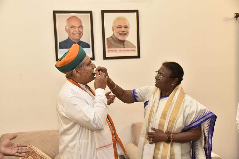 SikanderBhatiAd's tweet photo. @arjunrammeghwal आदरणीया श्रीमती द्रौपदी मुर्मू जी  राष्ट्रपति चुनाव में 15वीं राष्ट्रपति के रूप में निर्वाचित होने के बाद हमारे बीकानेर की आन बान शान लोक लाडले सांसद व केंद्रीय मंत्री माननीय श्री अर्जुन राम जी मेघवाल को मिठाई खिलाकर बीकानेर का मान बढ़ाया https://t.co/Kmn0amZJPh