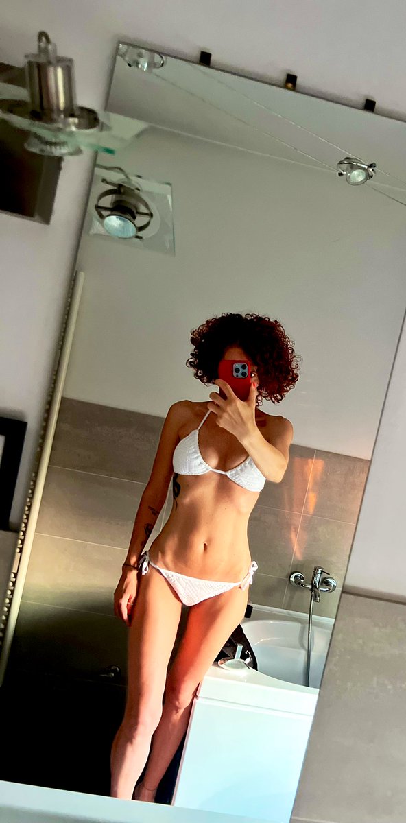 L’originalità e lo spirito d’avanguardia che mi muovono ogni volta nell’acquisto dei miei costumi da bagno sono ammirevoli.

(Però la luce nel mio cesso meritava un selfone maleducato)