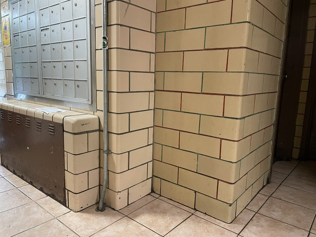 kimberlyleon's tweet photo. @amazon I don’t understand why I don’t get a phone about dropping off my package when it says to do so in the delivery instructions. I’m tired of the drivers leaving my stuff in the ‘mail room’ which I don’t have and it gets STOLEN. Where’s my package?! https://t.co/p0prRqeSIG