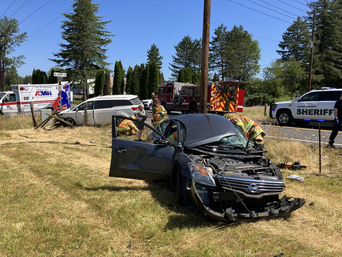 C_C_F_R's tweet image. E26, E22, BC21, C21, AMR, and CCSO on scene: 2 car accident. NE 279th St &amp;amp; NE 82nd Ave.  Extrication required, 3 total patients, stable, transported to local area hospitals.  #ccfr #yourfiredepartment #emslevy