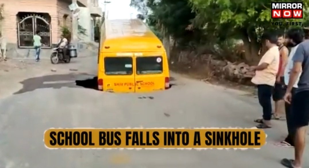 RakshakThe's tweet photo. BHARAT KA REHNE WALA HU
BHARAT KI BAAT SUNATA HU
#potholes
1. #Rajasthan: #school bus fell into a huge #sinkhole on road in #Jodhpur
2. #Gujarat: Vapi-Silvassa National Highway 48.
3. #Hyderabad: #KHBC, #Kukatpally.
4. #Maharashtra: #Kalyan, #thane.
#delhirakshak
#Monsoon https://t.co/oOQHpVh6WN