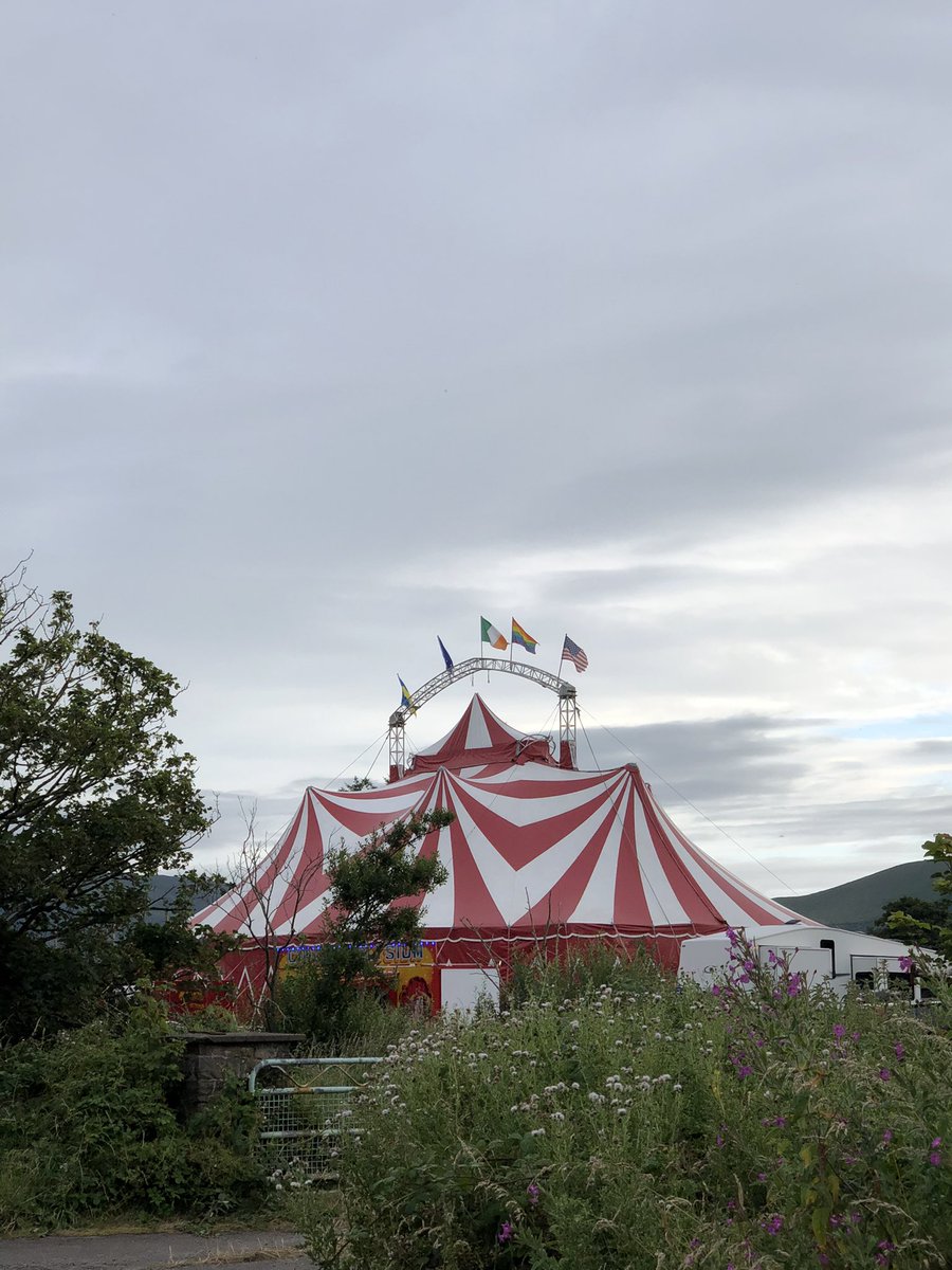 EileenGarvey18's tweet photo. Things you love to see on a grand summers evening 💖😊 Corvenieo Circus 🎪 on their first trip to South Kerry #cahirciveen #thecircus #CIRCUS 🤡 https://t.co/6u85tZ2suJ