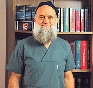 Soldaki sakala saygı gösterir, sağdakine gerici der.!
Mıgırdıç'ı sever de Osman'ı sevmez zındık,
İti-domuzu sever, insanı sevmez zındık,
İster ki diz üstüne çökertilsin Türkiye,
Ekmeğini yer amma vatanı sevmez zındık.