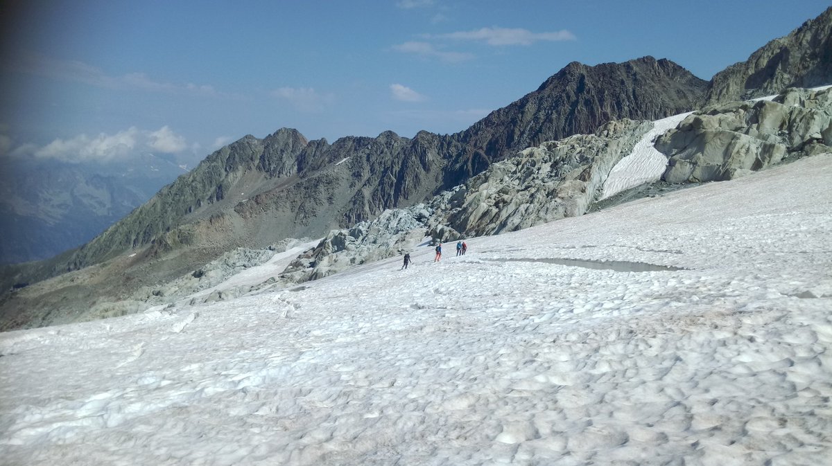 Sapper_Climbing's tweet photo. EX NORTHERN REMEC ALPS 22
DAY 3: Rope teams up early for a crossing of the heavily crevassed Glacier du Tour up to the granite summit of Tête Blanche (3421m) 🇫🇷🇨🇭
AMF teams got great time on the ice as the experienced teams fancied a few peaks on the way back. https://t.co/gmhC05TOda